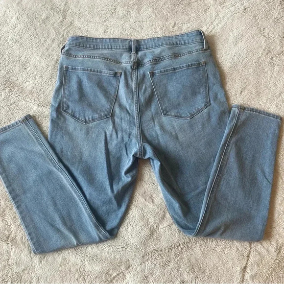 Old Navy hi-rise WOW super-skinny jeans - Picture 2 of 3